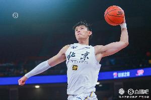 kaiyun.com-探长：MVP对曾凡博来说还有距离 但他这赛季的表现足以入选一阵了